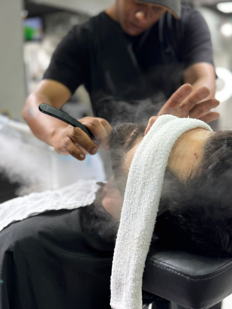 Cliente em barboterapia com toalha quente na The Cut